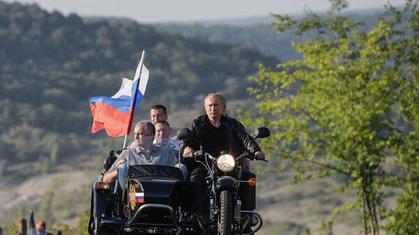 O presidente russo Vladimir Putin, o governador de Sevastopol, Mikhail  Razvozhaev, e o chefe da Crimeia, Sergei Aksenov, em uma motocicleta, durante o show de motociclismo Sombra da Babilónia, em Sevastopol, Crimeia, em 10 de agosto de 2019.  - Sputnik Brasil