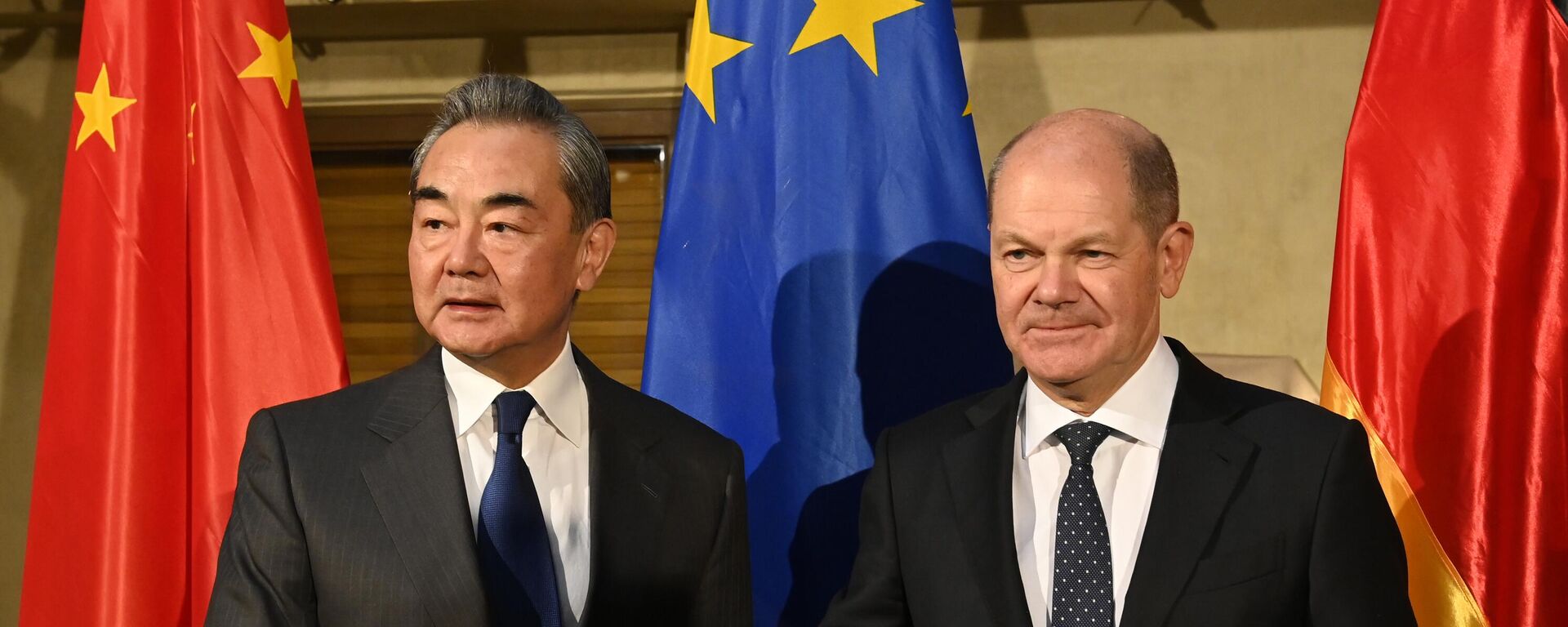 Olaf Scholz, chanceler alemão, à direita, cumprimenta o diretor da Comissão Central de Relações Exteriores da China, Wang Yi, na Conferência de Segurança de Munique, Alemanha, em 17 de fevereiro de 2023. - Sputnik Brasil, 1920, 12.04.2023