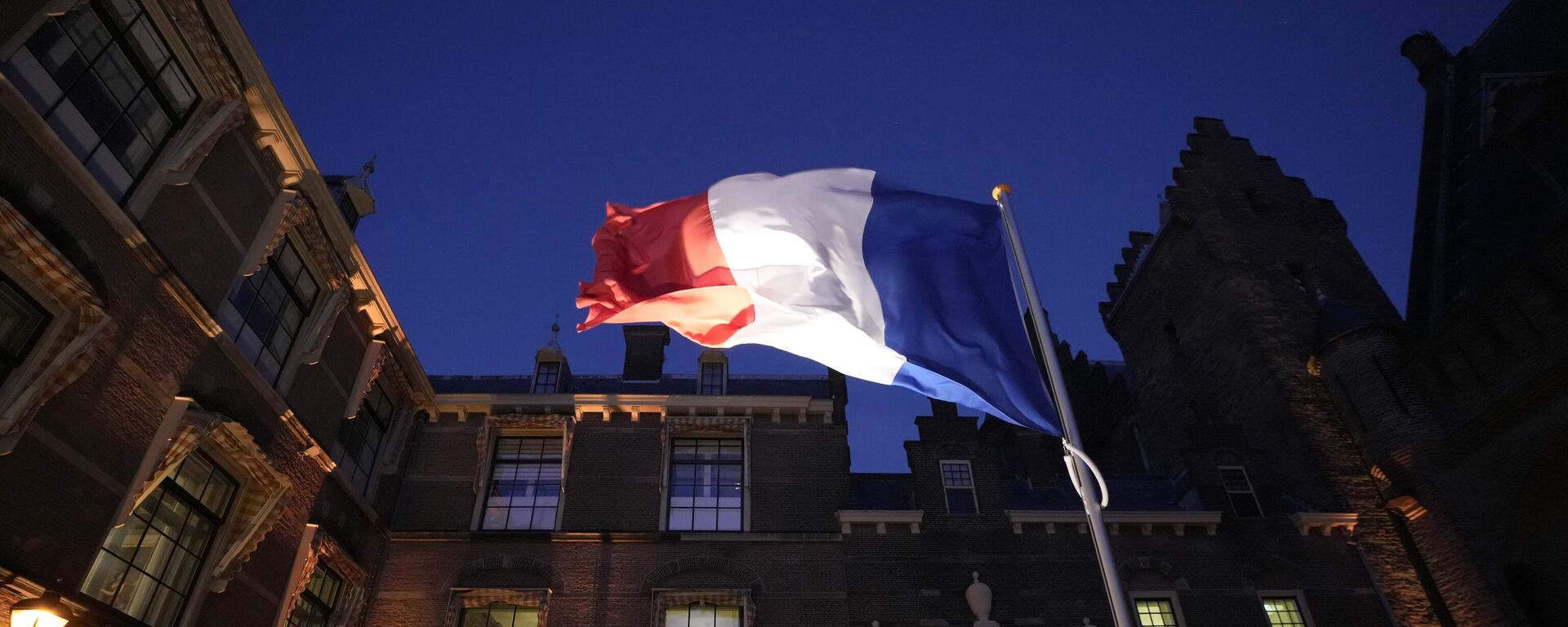 Bandeira francesa hasteada antes da chegada do presidente francês Emmanuel Macron para se encontrar com o primeiro-ministro holandês Mark Rutte em Haia, Países Baixos, 30 de janeiro de 2023. - Sputnik Brasil, 1920, 08.03.2023