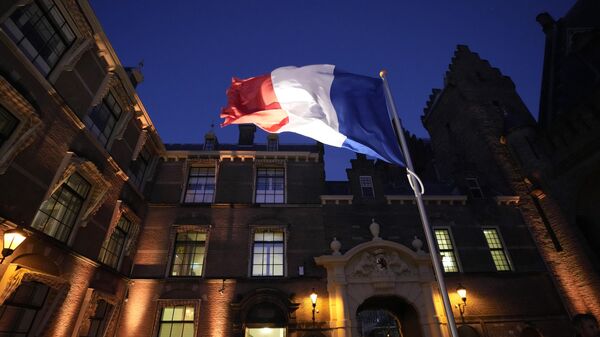 Bandeira francesa hasteada antes da chegada do presidente francês Emmanuel Macron para se encontrar com o primeiro-ministro holandês Mark Rutte em Haia, Países Baixos, 30 de janeiro de 2023. - Sputnik Brasil