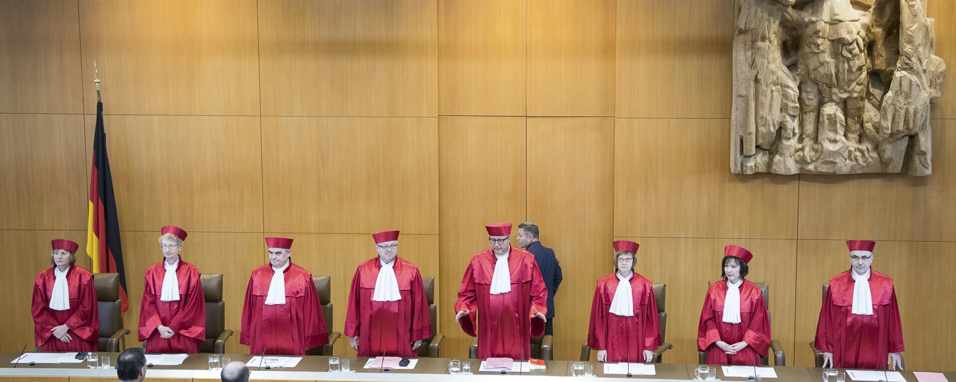 Andreas Vosskuhle, o quarto da direita, presidente do Tribunal Constitucional alemão anunciou a decisão de manter a proibição de greves de funcionários públicos, em Karlsruhe, Alemanha, na terça-feira, 12 de junho de 2018. - Sputnik Brasil, 1920, 08.03.2023