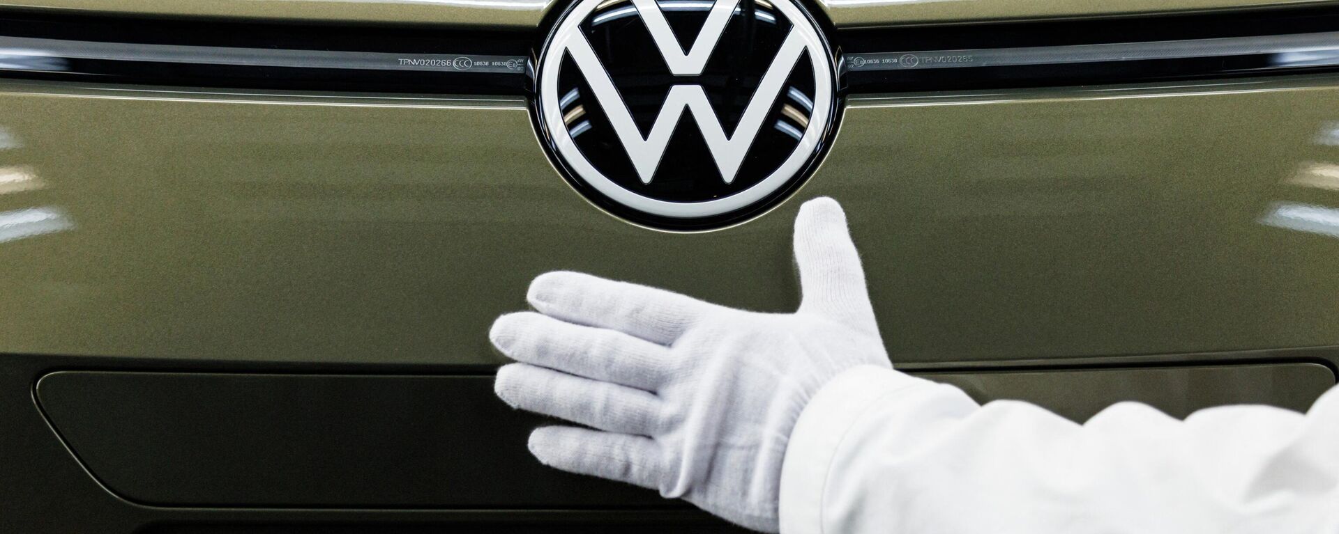 Um funcionário da Volkswagen apresenta o novo logotipo da marca no novo modelo do carro elétrico Volkswagen ID 3 da montadora alemã no local de produção da Fábrica Transparente (Fabricante Glaeserne) em Dresden, leste da Alemanha, 1º de março de 2023 - Sputnik Brasil, 1920, 08.03.2023