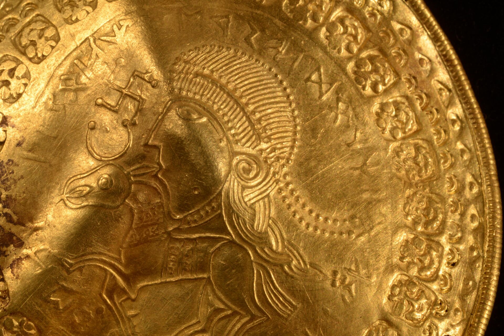 Uma equipe de especialistas escandinavos identificou a referência mais antiga já conhecida ao deus nórdico Odin em um disco de ouro encontrado no oeste da Dinamarca - Sputnik Brasil, 1920, 08.03.2023