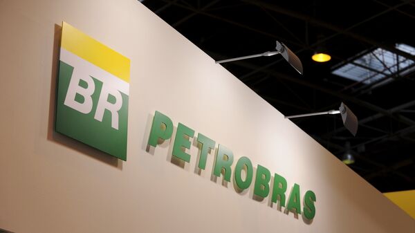 Logotipo da gigante petrolífera estatal brasileira Petrobras durante a exibição da Conferência Mundial do Gás, em Paris, 2 de junho de 2015 - Sputnik Brasil