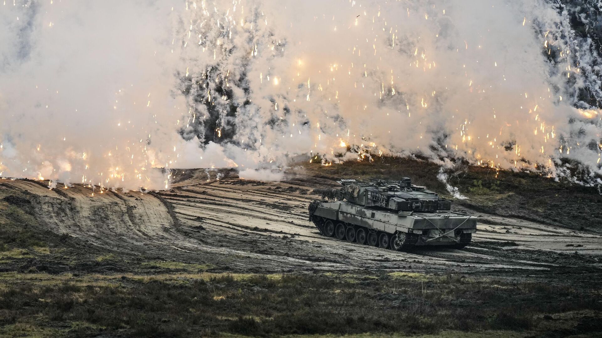 Tanque Leopard 2 em operação durante visita do ministro da Defesa alemão Boris Pistorius ao Batalhão de Tanques 203 da Bundeswehr na base militar de Augustdorf , Alemanha, 1º de fevereiro de 2023. - Sputnik Brasil, 1920, 12.02.2024
