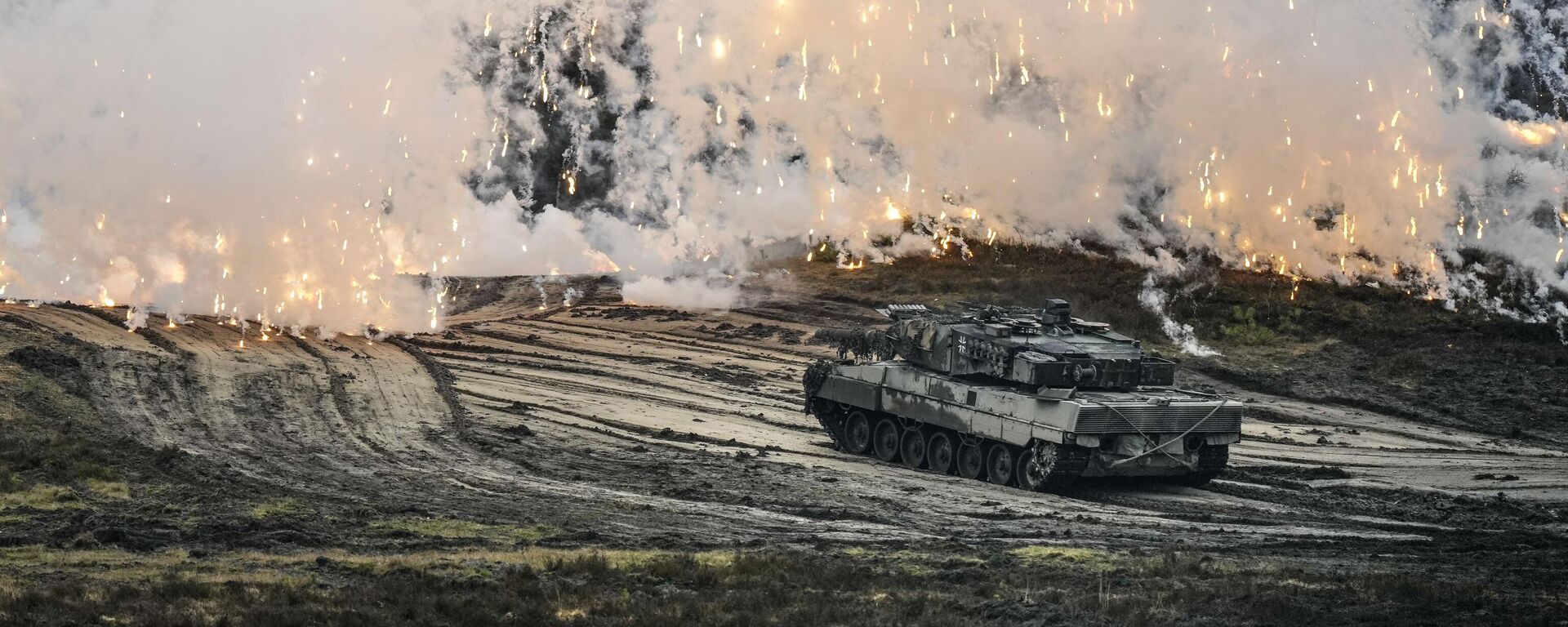Tanque Leopard 2 em operação durante visita do ministro da Defesa alemão Boris Pistorius ao Batalhão de Tanques 203 da Bundeswehr na base militar de Augustdorf , Alemanha, 1º de fevereiro de 2023. - Sputnik Brasil, 1920, 12.02.2024