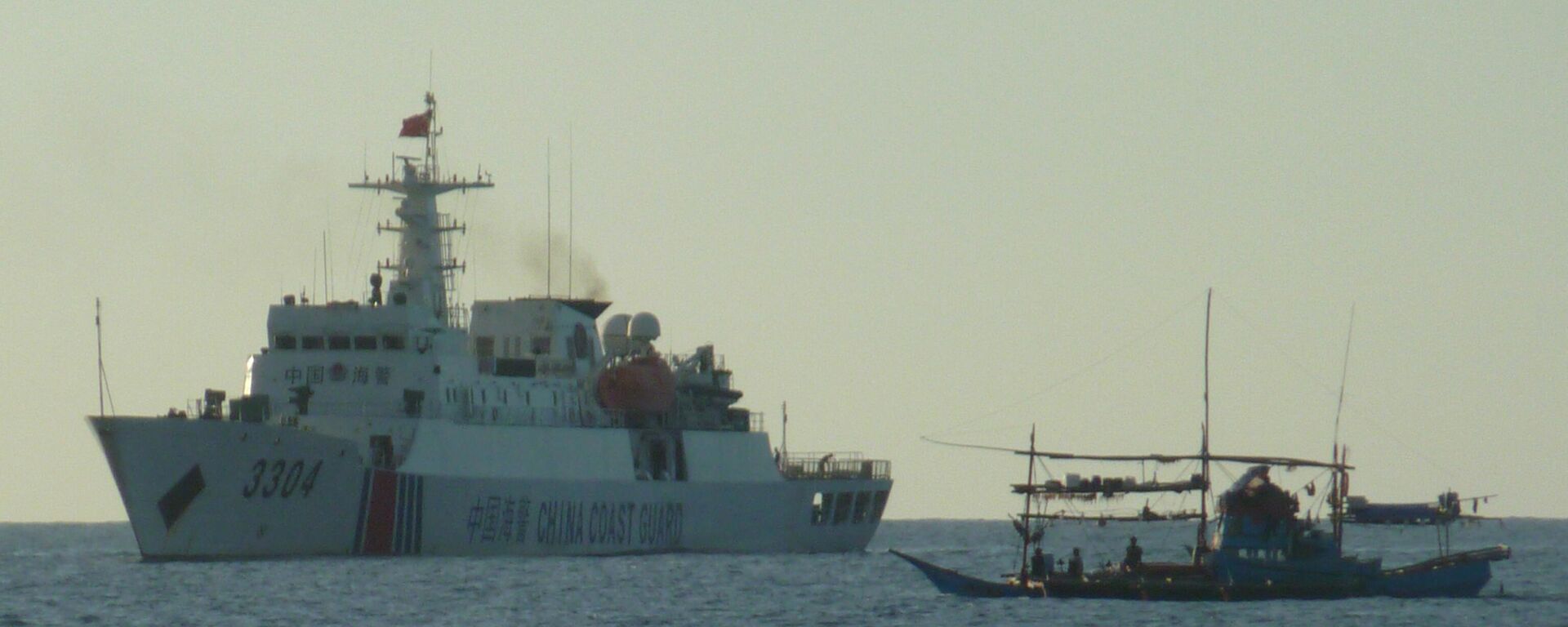 Barco de pesca das Filipinas junto de navio da Guarda Costeira da China, no banco de areia de Scarborough, mar do Sul da China, 6 de fevereiro de 2023 - Sputnik Brasil, 1920, 09.03.2023