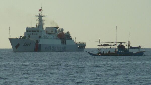 Barco de pesca das Filipinas junto de navio da Guarda Costeira da China, no banco de areia de Scarborough, mar do Sul da China, 6 de fevereiro de 2023 - Sputnik Brasil
