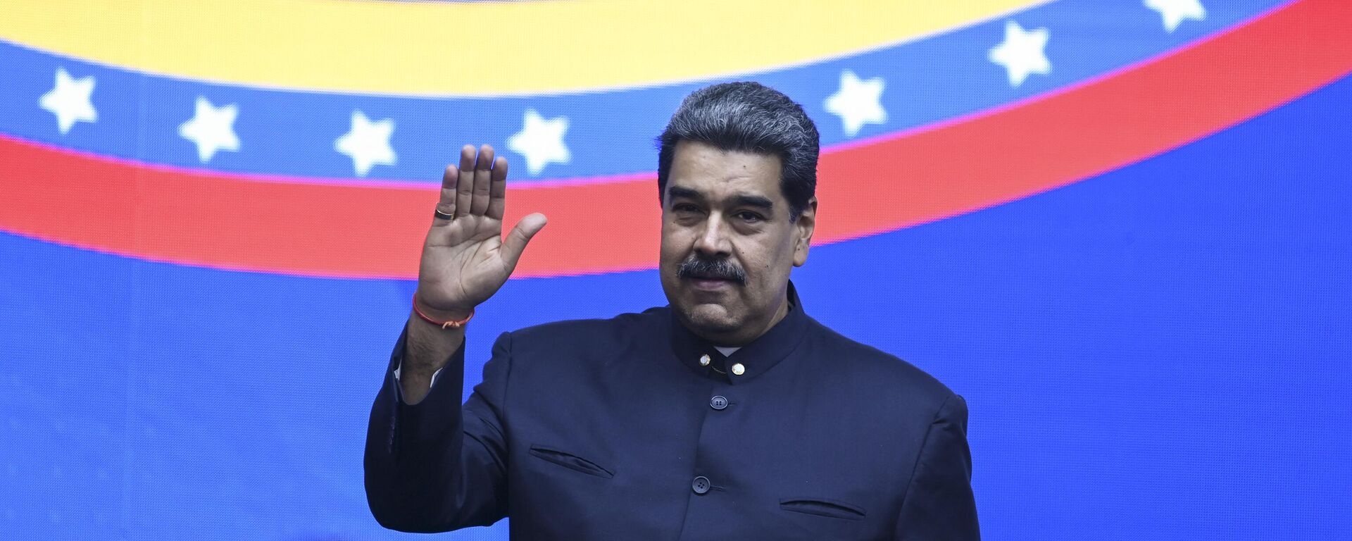 O presidente venezuelano, Nicolás Maduro, acena durante a reunião binacional Venezuela-Turquia com a participação de empresários de ambos os países no palácio presidencial de Miraflores, em Caracas, em 24 de janeiro de 2023 - Sputnik Brasil, 1920, 10.03.2023