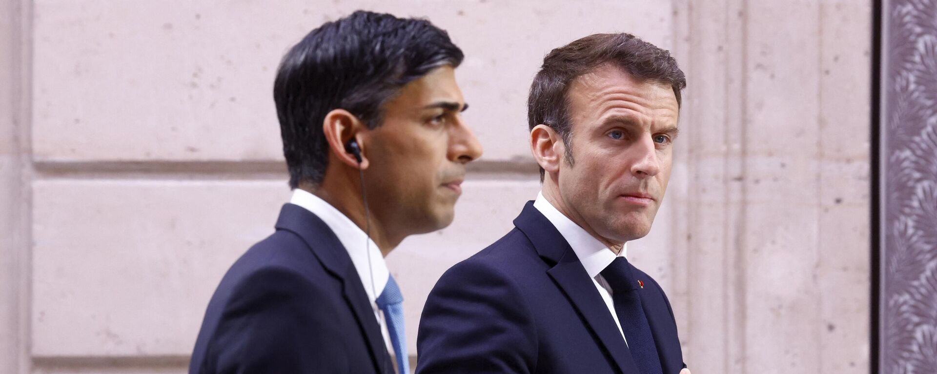 O presidente francês Emmanuel Macron, à direita, e o primeiro-ministro britânico Rishi Sunak realizam uma coletiva de imprensa conjunta como parte da cúpula franco-britânica no Palácio do Élysée, em Paris, na sexta-feira, 10 de março de 2023. - Sputnik Brasil, 1920, 10.03.2023