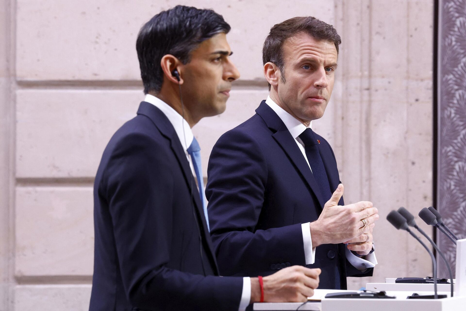 O presidente francês Emmanuel Macron, à direita, e o primeiro-ministro britânico Rishi Sunak realizam uma coletiva de imprensa conjunta como parte da cúpula franco-britânica no Palácio do Élysée, em Paris, na sexta-feira, 10 de março de 2023. - Sputnik Brasil, 1920, 15.06.2023