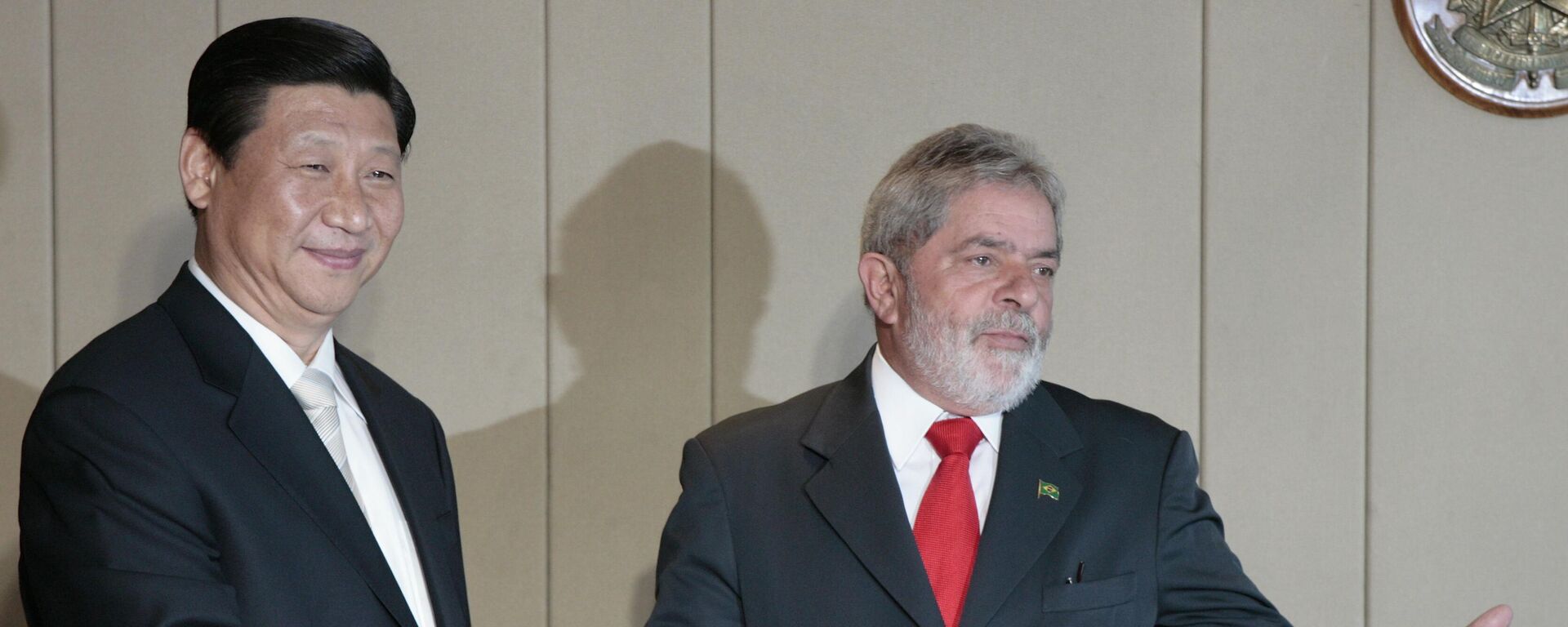 O então vice-presidente da China, Xi Jinping, cumprimenta o presidente do Brasil, Luiz Inácio Lula da Silva, em seu segundo mandato, durante uma reunião no palácio presidencial em Brasília. Xi Jinping visitou o país por três dias em fevereiro de 2009 - Sputnik Brasil, 1920, 17.03.2023