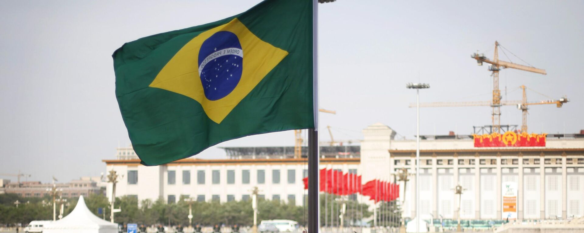 Uma bandeira brasileira é hasteada antes da cerimônia de boas-vindas do presidente brasileiro Luiz Inácio Lula da Silva no Grande Salão do Povo em Pequim - Sputnik Brasil, 1920, 10.03.2023