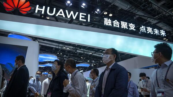 Visitantes passam ao lado de stand da Huawei na PT Expo, em Pequim, China, 28 de setembro de 2021 - Sputnik Brasil