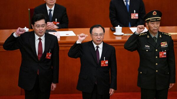 (Da esquerda à direita) Qin Gang, conselheiro estatal chinês; Wu Zhenglong, conselheiro estatal e secretário-geral do Conselho Estatal; Li Shangfu, conselheiro estatal, prestam juramento durante a quinta sessão plenária do Congresso Nacional do Povo, no Grande Salão do Povo em Pequim, China, 12 de março de 2023 - Sputnik Brasil