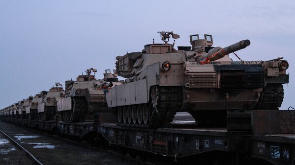 Veículos de recuperação M88 e 15 tanques M1A2 Abrams que chegaram de trem na Base Aérea Mihail Kogalniceanu, Romênia, 13 de fevereiro de 2017 - Sputnik Brasil