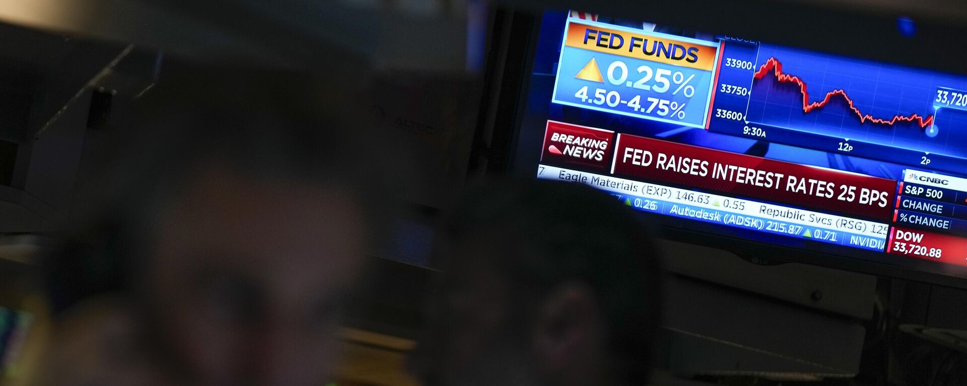 Anúncio da taxa de juros da Reserva Federal é exibido na sala da Bolsa de Valores de Nova York, em Nova York, em 1º de fevereiro de 2023. - Sputnik Brasil, 1920, 13.03.2023