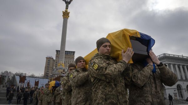 Militares carregam os caixões dos soldados, mortos em uma batalha perto de Artyomovsk da região de Donetsk, durante uma cerimônia de despedida na Praça da Independência em Kiev, Ucrânia, 10 de março de 2023. - Sputnik Brasil