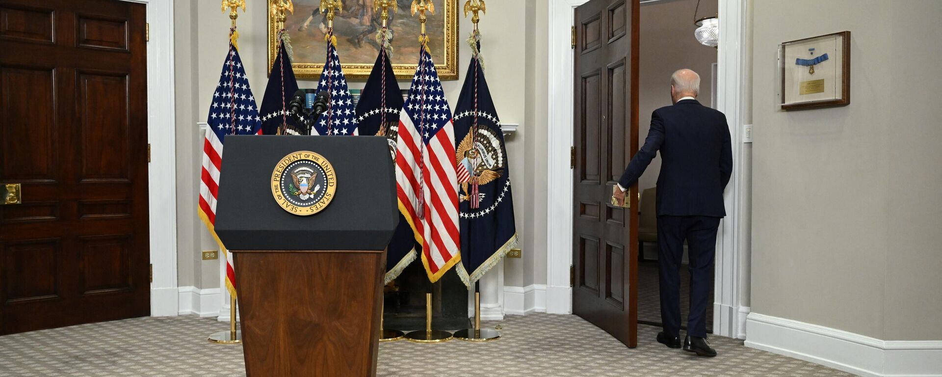 O presidente dos EUA, Joe Biden, sai depois de falar sobre o sistema bancário dos EUA na Sala Roosevelt da Casa Branca em Washington, DC, 13 de março de 2023 - Sputnik Brasil, 1920, 13.03.2023