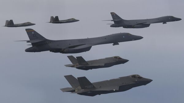 Bombardeiros B-1B da Força Aérea dos EUA (no centro) e caças F-22 e caças F-35 da Força Aérea da Coreia do Sul (no fundo) realizando exercícios aéreos conjuntos na Coreia do Sul, em 1º de janeiro de 2023 - Sputnik Brasil