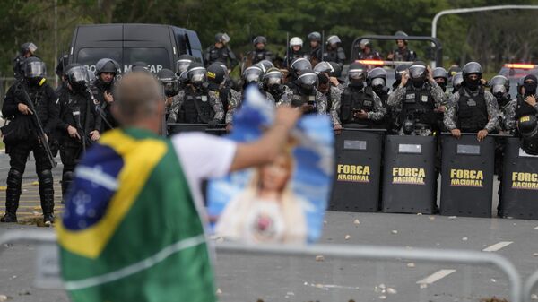 Um manifestante, apoiador do ex-presidente Jair Bolsonaro, confrontando a tropa da Guarda Nacional - Sputnik Brasil