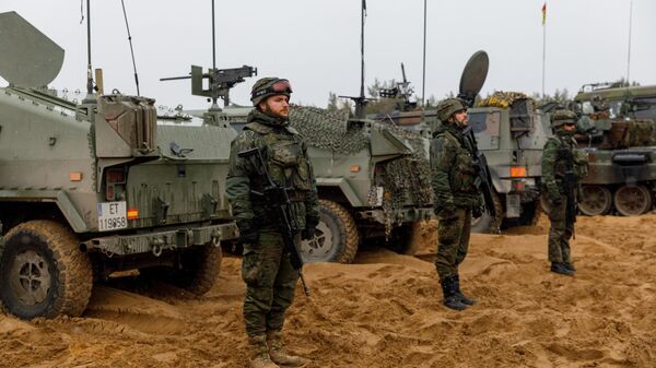 Militares participam de manobras na base militar Adazi, na Letônia, 8 de março de 2022 - Sputnik Brasil