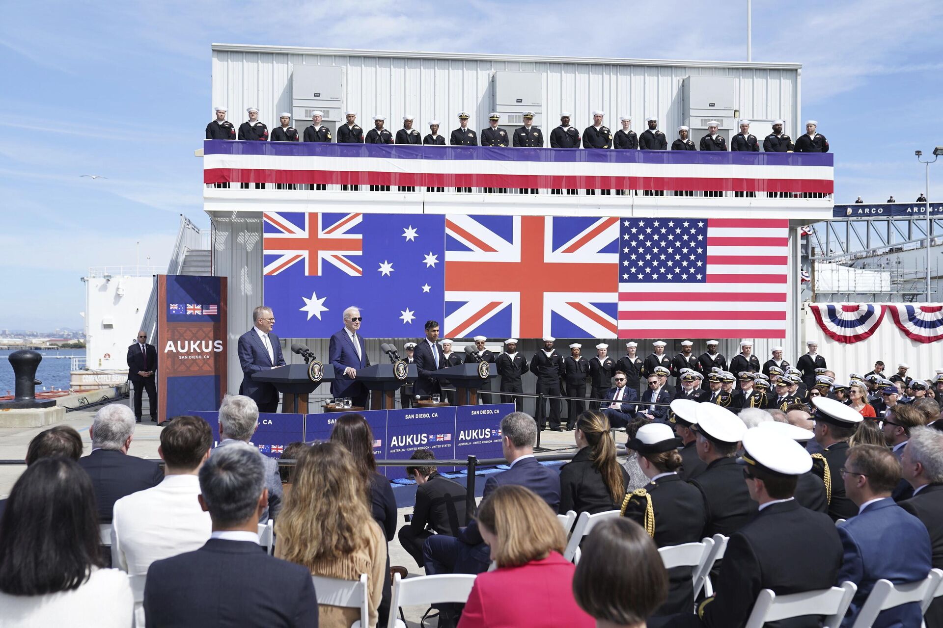 O primeiro-ministro britânico Rishi Sunak, à direita, o presidente norte-americano Joe Biden e o primeiro-ministro da Austrália Anthony Albanese, à esquerda, reunidos na base naval de Point Loma em San Diego, EUA, em 13 de março de 2023, no quadro do AUKUS, o pacto trilateral de segurança entre a Austrália, o Reino Unido e os EUA. - Sputnik Brasil, 1920, 29.03.2023