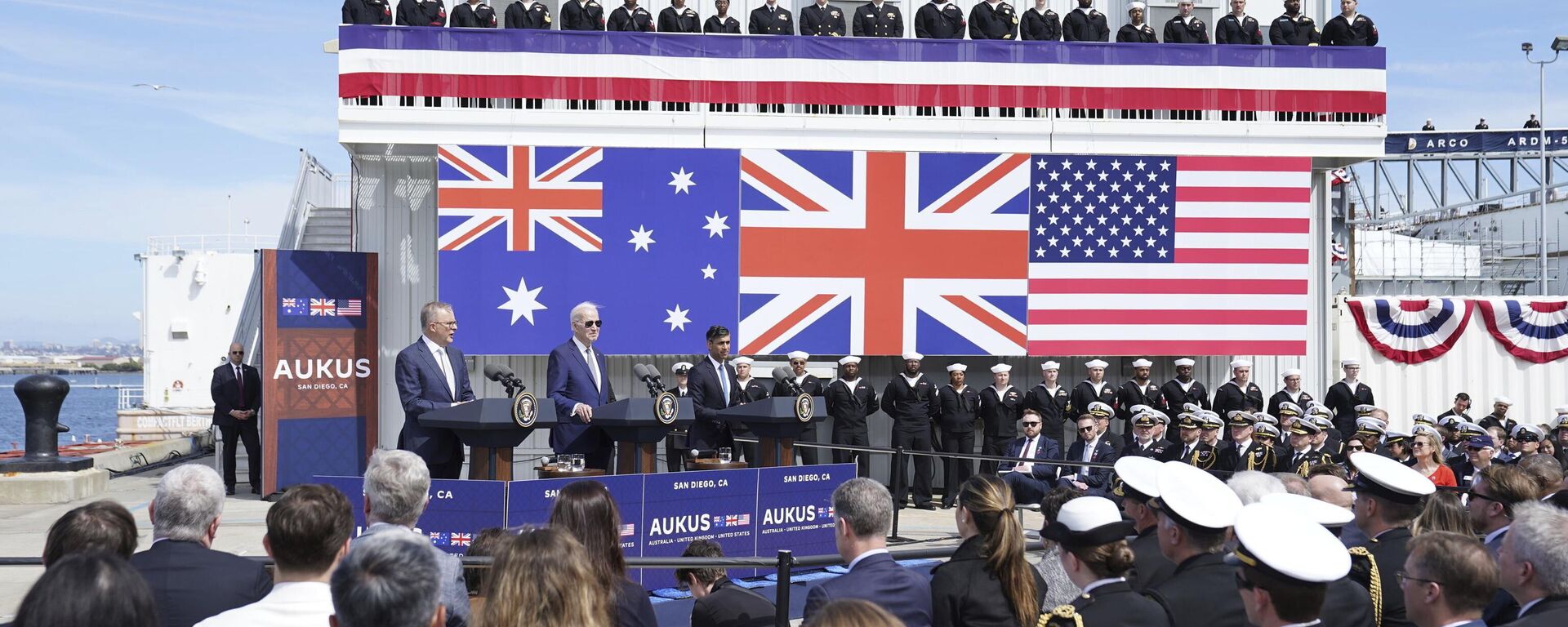 O primeiro-ministro britânico Rishi Sunak, à direita, o presidente norte-americano Joe Biden e o primeiro-ministro da Austrália Anthony Albanese, à esquerda, reunidos na base naval de Point Loma em San Diego, EUA, em 13 de março de 2023, no quadro do AUKUS, o pacto trilateral de segurança entre a Austrália, o Reino Unido e os EUA. - Sputnik Brasil, 1920, 14.03.2023
