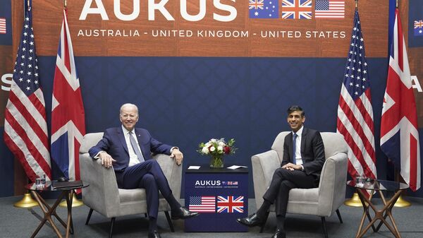 O primeiro-ministro britânico Rishi Sunak, à direita, durante conversações bilaterais com o presidente norte-americano Joe Biden na base naval de Point Loma em San Diego, EUA, na segunda-feira, 13 de março de 2023, como parte do AUKUS, um pacto trilateral de segurança entre a Austrália, o Reino Unido e os EUA. - Sputnik Brasil