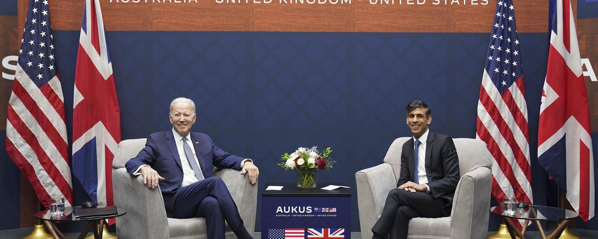 O primeiro-ministro britânico Rishi Sunak, à direita, durante conversações bilaterais com o presidente norte-americano Joe Biden na base naval de Point Loma em San Diego, EUA, na segunda-feira, 13 de março de 2023, como parte do AUKUS, um pacto trilateral de segurança entre a Austrália, o Reino Unido e os EUA. - Sputnik Brasil, 1920, 14.03.2023