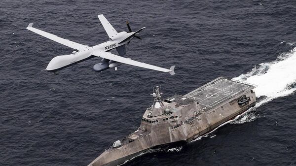 Drone de vigilância marítima não tripulado MQ-9 Sea Guardian sobrevoa o navio USS Coronado no oceano Pacífico durante um exercício de 21 de abril de 2021. - Sputnik Brasil