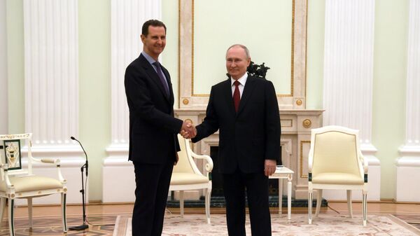 Vladimir Putin, o presidente russo, em seu encontro nesta quarta-feira (15) com Bashar al-Assad, o presidente sírio - Sputnik Brasil