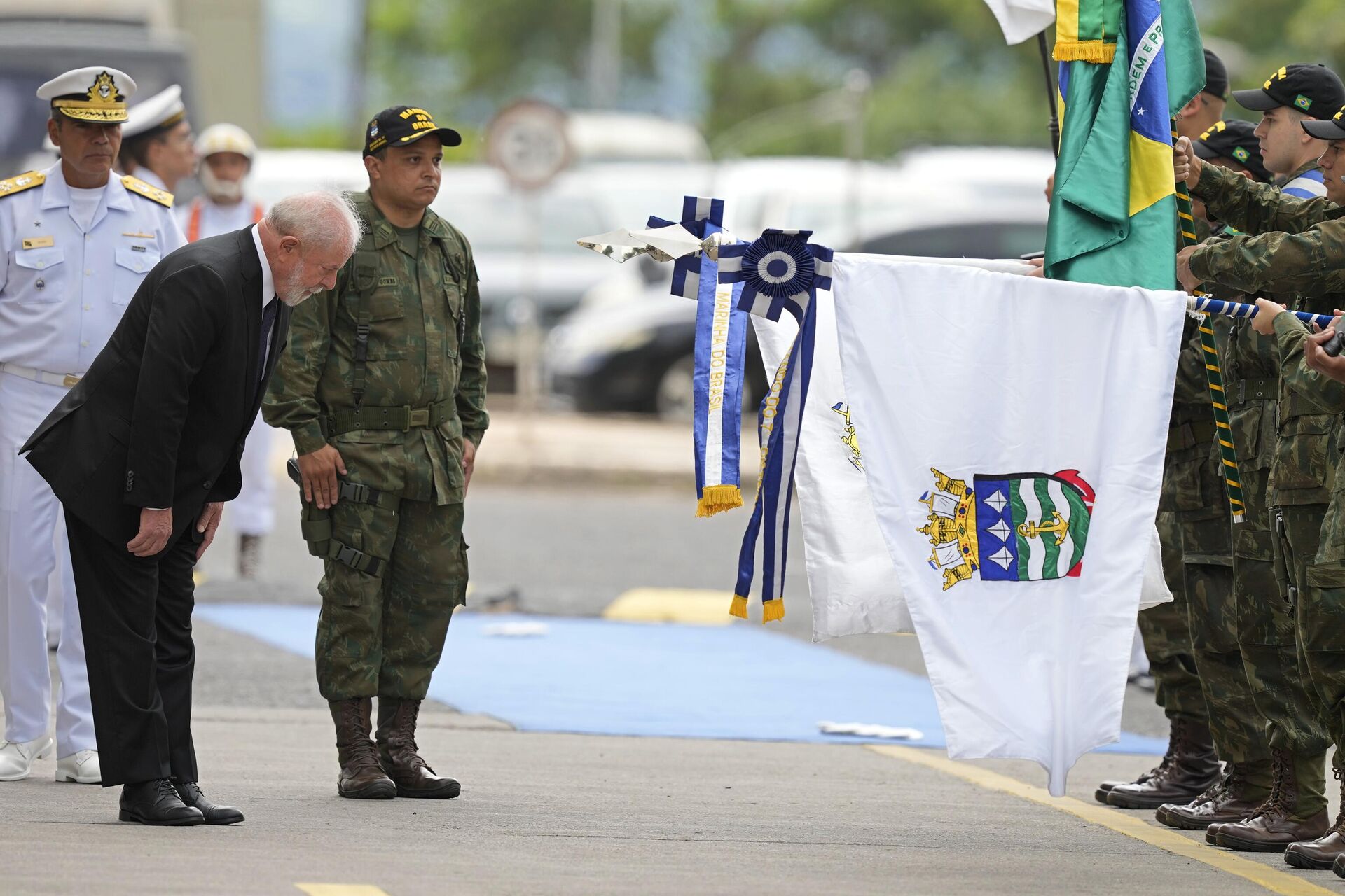 Presidente do Brasil, Luiz Inácio Lula da Silva, se curva diante de uma guarda de honra em sua chegada ao Comando da Marinha do Brasil, em Brasília, 15 de março de 2023 - Sputnik Brasil, 1920, 28.03.2023