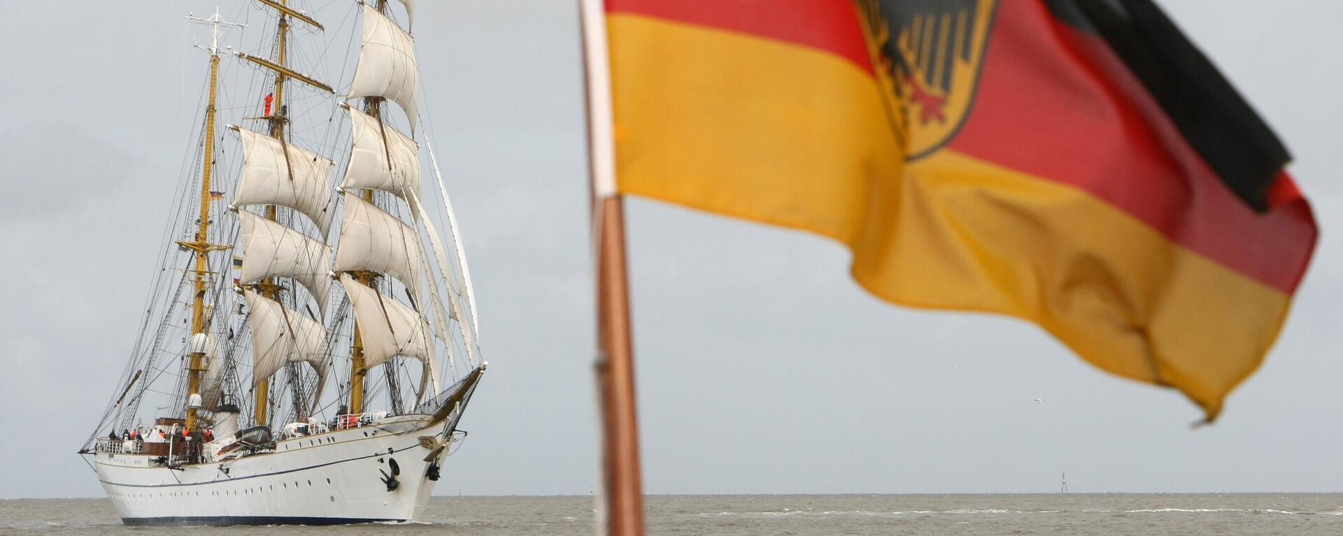 O navio Gorch Fock da Marinha alemã lidera a navegação em um desfile no mar do Norte ao largo de Bremerhaven, Alemanha, 25 de agosto de 2010. - Sputnik Brasil, 1920, 16.03.2023