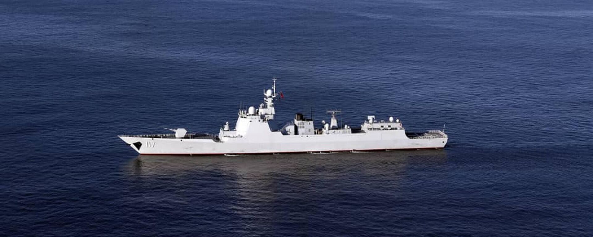 Nesta foto do Exército Iraniano, navios de guerra navegam no mar de Omã durante o segundo dia dos jogos de guerra naval conjuntos do Irã, Rússia e China, 28 de dezembro de 2019. - Sputnik Brasil, 1920, 16.03.2023