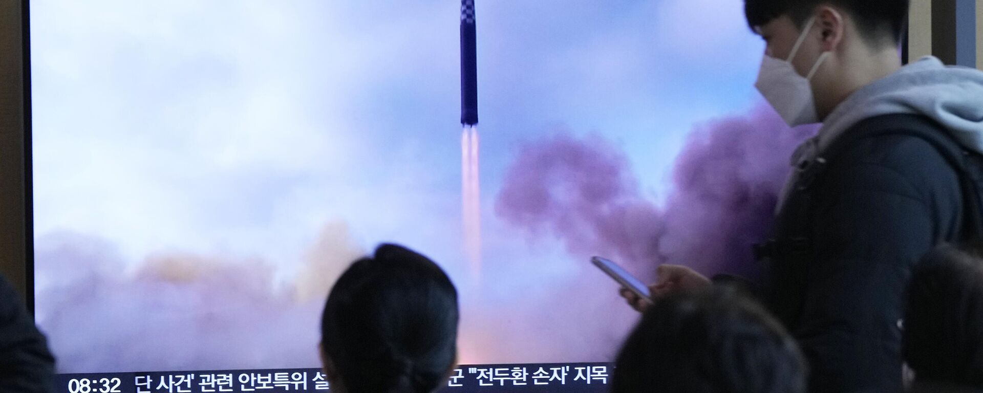 Tela televisiva mostra lançamento de míssil balístico intercontinental na Estação Ferroviária de Seul em Seul, Coreia do Sul, 16 de março de 2023 - Sputnik Brasil, 1920, 16.03.2023