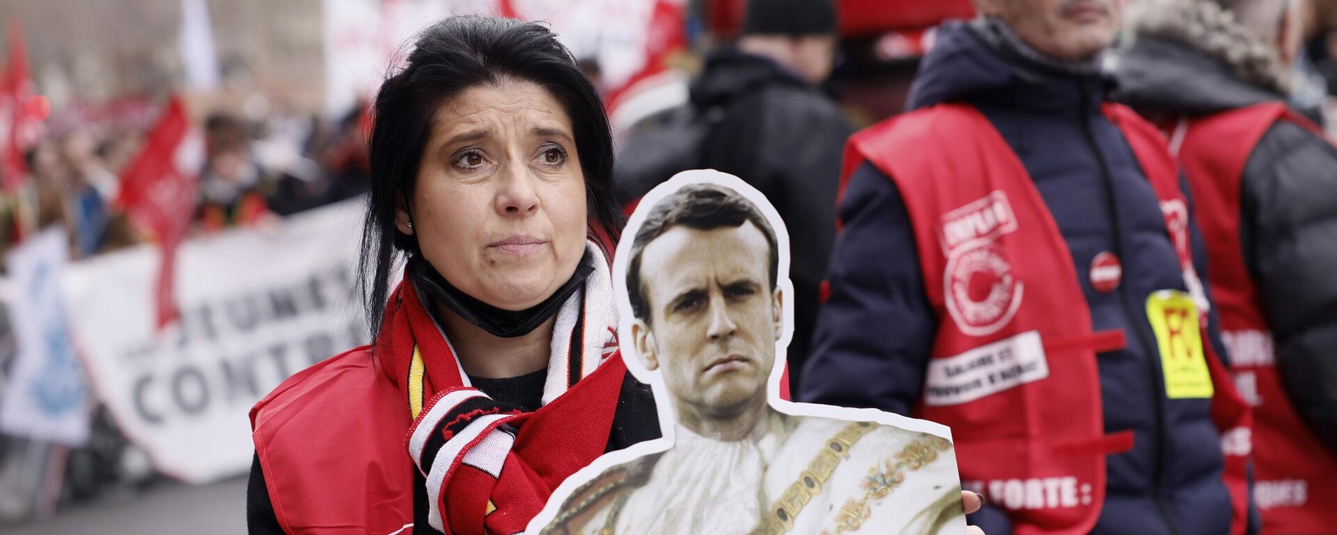 Um manifestante segura um cartaz onde se lê: Macron, desdenhoso da república, durante uma manifestação em Paris, França, 15 de março de 2023 - Sputnik Brasil, 1920, 16.03.2023
