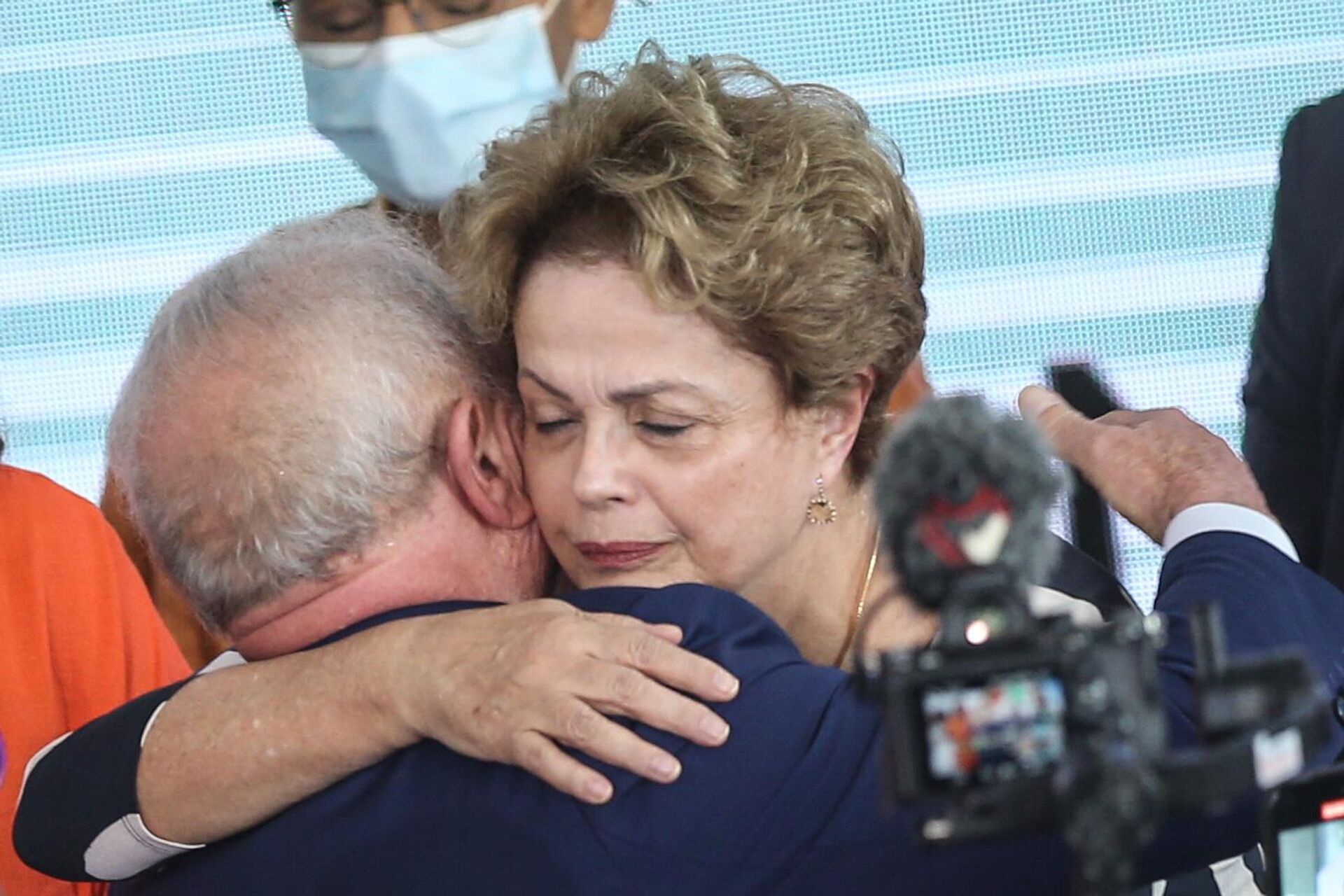 Presidente Lula abraça a ex-presidente Dilma Rousseff (PT) noo Dia Internacional da Mulher, no salão nobre do Palácio do Planalto, em Brasília, 8 de março de 2023 - Sputnik Brasil, 1920, 16.03.2023