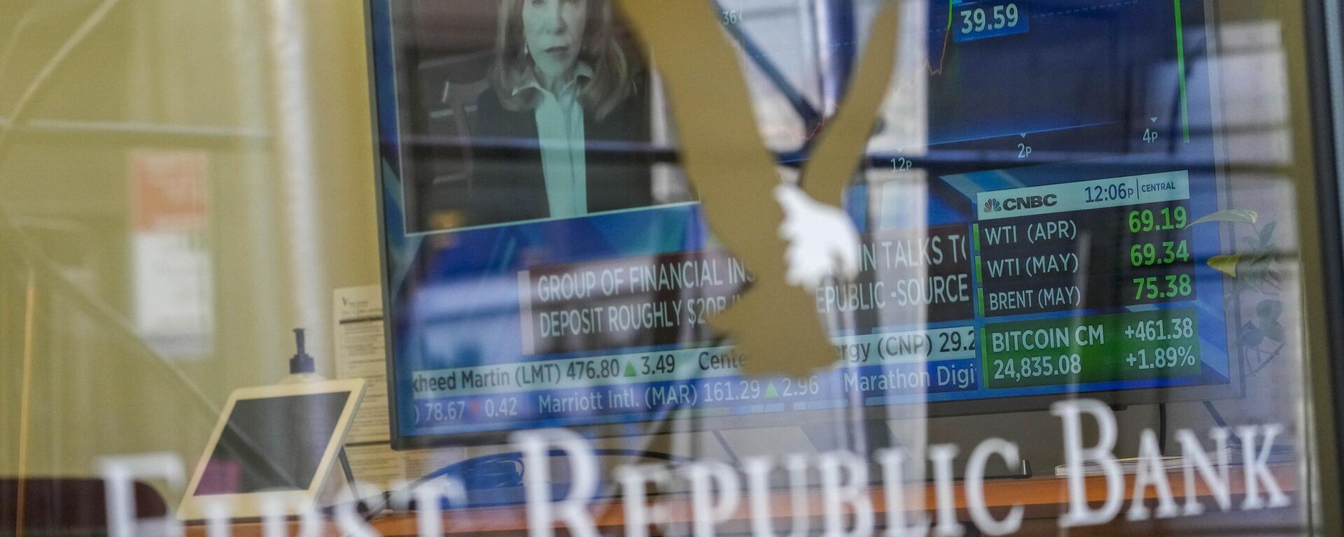 Uma tela de televisão exibindo notícias financeiras, incluindo o preço das ações do First Republic Bank, é vista dentro de uma das agências do banco no Distrito Financeiro de Manhattan, 16 de março de 2023 - Sputnik Brasil, 1920, 16.03.2023