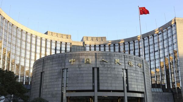 Uma bandeira chinesa tremula em frente à sede do Banco Popular da China em Pequim, 27 de novembro de 2008. - Sputnik Brasil