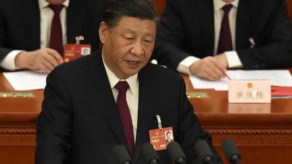 O presidente chinês Xi Jinping faz um discurso na cerimônia de encerramento do Congresso Nacional Popular da China em Pequim, 13 de março de 2023. - Sputnik Brasil
