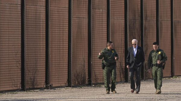 O presidente Joe Biden caminha com agentes da Patrulha de Fronteira dos EUA ao longo de um trecho da fronteira EUA-México em El Paso Texas, 8 de janeiro de 2023 - Sputnik Brasil