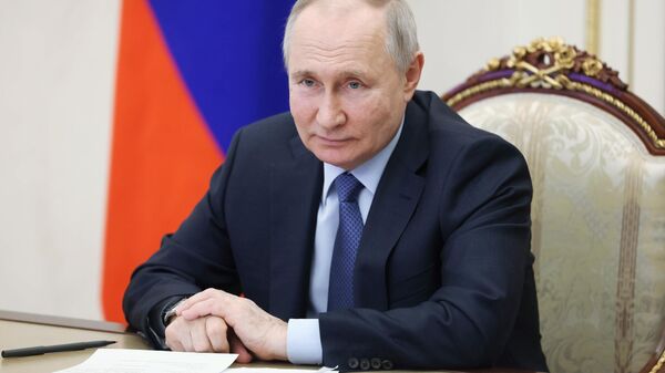 Vladimir Putin, presidente da Rússia, durante uma videoreunião sobre o desenvolvimento socioeconômico da Crimeia e de Sevastopol, 17 de março de 2023 - Sputnik Brasil