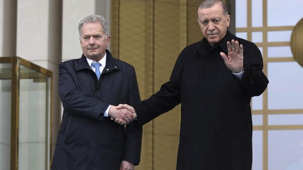 O presidente turco Recep Tayyip Erdogan, à direita, e o presidente da Finlândia, Sauli Niinisto, apertam as mãos durante uma cerimônia de boas-vindas no palácio presidencial em Ancara, Turquia, 17 de março de 2023 - Sputnik Brasil