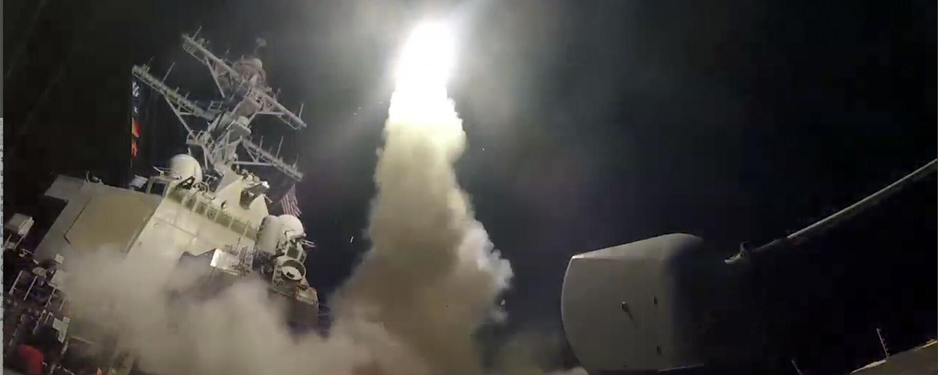 Destróier de mísseis guiados USS Porter (DDG 78) dos EUA lança míssil Tomahawk no mar Mediterrâneo, 7 de abril de 2017 - Sputnik Brasil, 1920, 25.12.2023