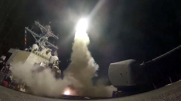 Destróier de mísseis guiados USS Porter (DDG 78) dos EUA lança míssil Tomahawk no mar Mediterrâneo, 7 de abril de 2017 - Sputnik Brasil
