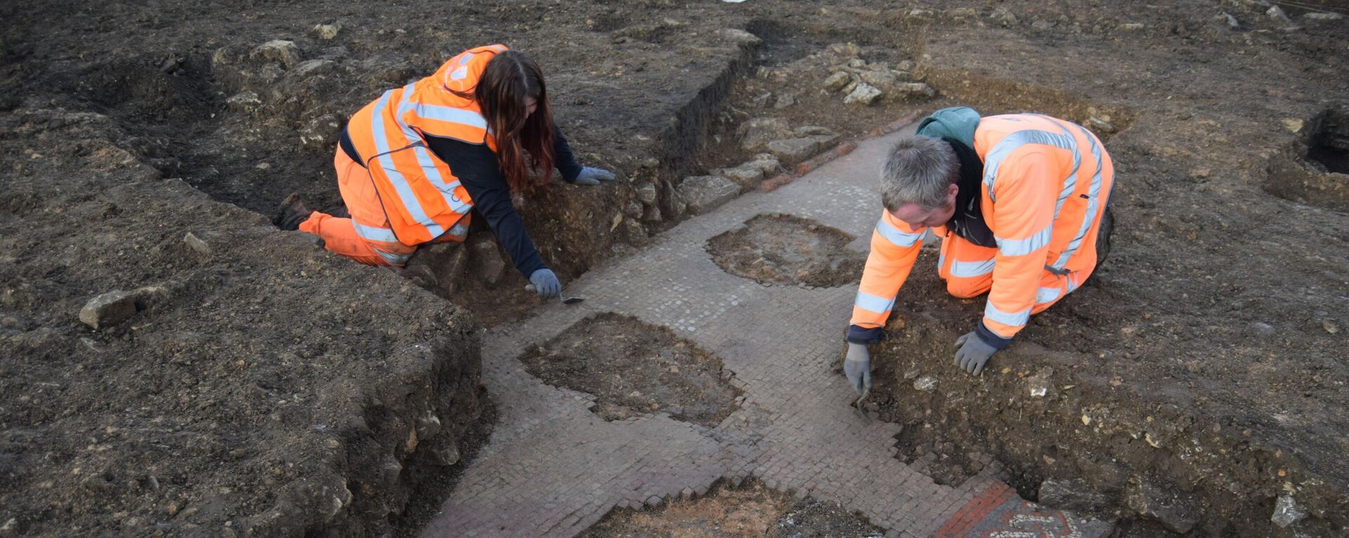 Um grupo de arqueólogos da Oxford Archaeology descobriu um mosaico romano na vila comercial de Olney, Buckinghamshire, Inglaterra - Sputnik Brasil, 1920, 18.03.2023