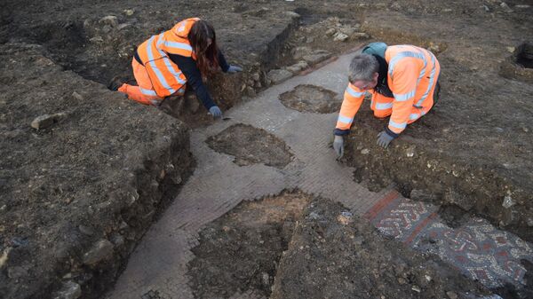 Um grupo de arqueólogos da Oxford Archaeology descobriu um mosaico romano na vila comercial de Olney, Buckinghamshire, Inglaterra - Sputnik Brasil