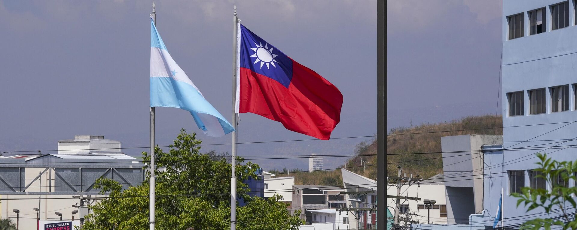 As bandeiras nacionais de Honduras e Taiwan são vistas na Praça da República da China em Tegucigalpa em 15 de março de 2023 - Sputnik Brasil, 1920, 18.03.2023