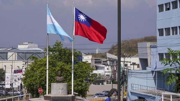As bandeiras nacionais de Honduras e Taiwan são vistas na Praça da República da China em Tegucigalpa em 15 de março de 2023 - Sputnik Brasil